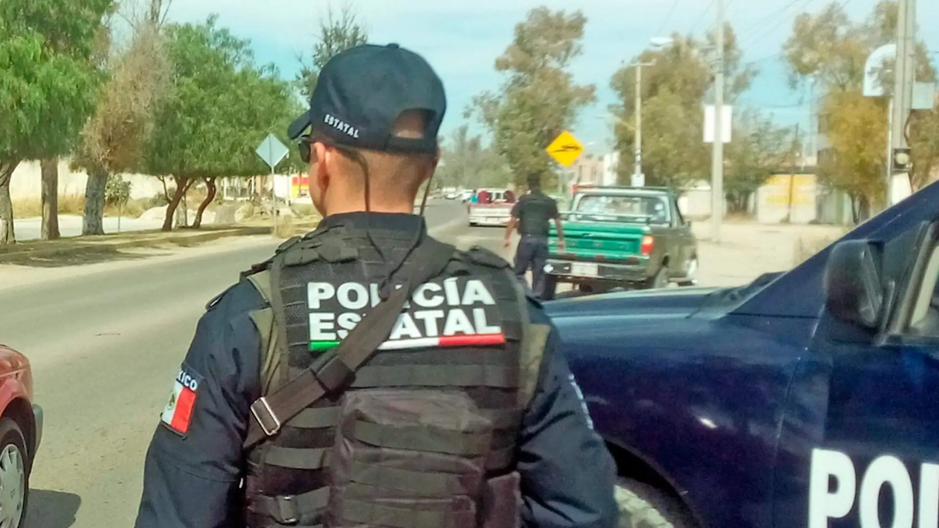 policias aseguran camioneta